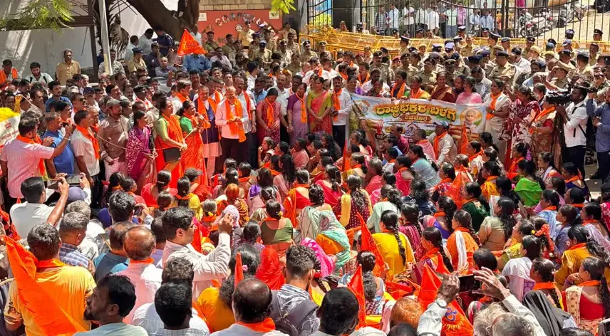 Eshwarappa leads protest over delay in Ashraya housing