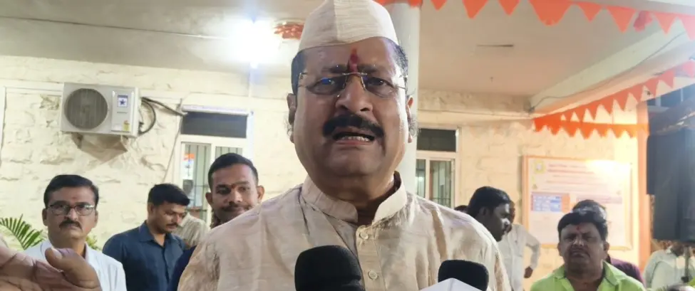 Yatnal targets Priyank Kharge, seeks Vijayendra meeting clarification