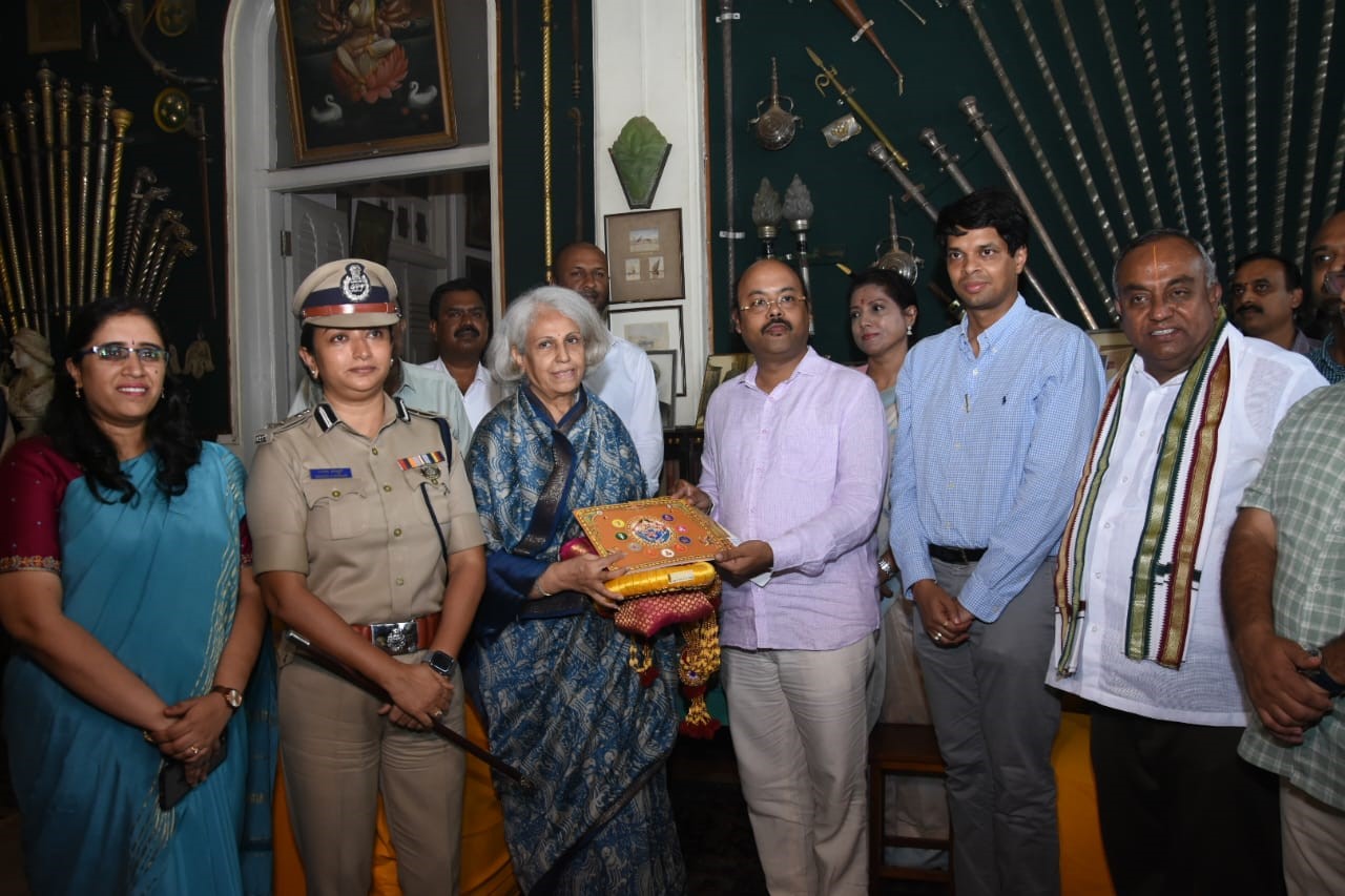 Minister Yathindra invites Mysuru royal family to Dasara