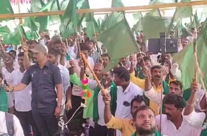 Farmers block highway, demand Rs 5,500 per tonne of sugarcane