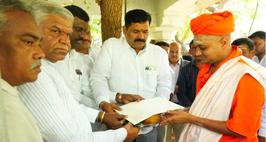 Gavisiddeshwara Swamiji invited to inaugurate Dasara