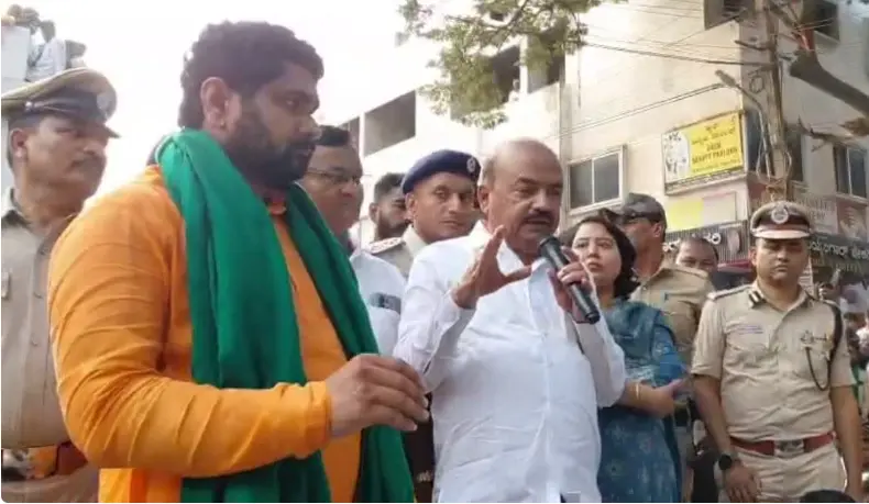 M.R. Patil books flights for 34 sugarcane farmers