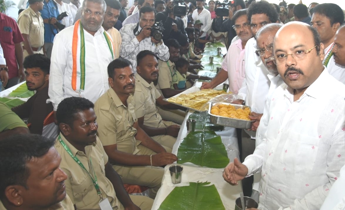 Dr Yathindra serves breakfast, distributes Kits to Mahouts