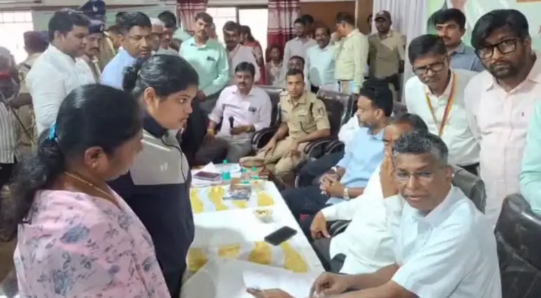 Jarkiholi promises housing sites for homeless