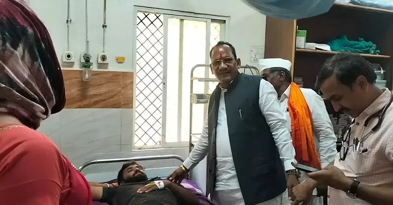 Prabhu Chavan rebukes officials during hospital visit