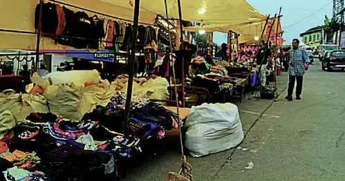 Vendors line road from old bus stand to fort