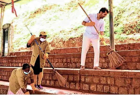 MLA Dr Mantar Gowda removes garbage, creates awareness about cleanliness