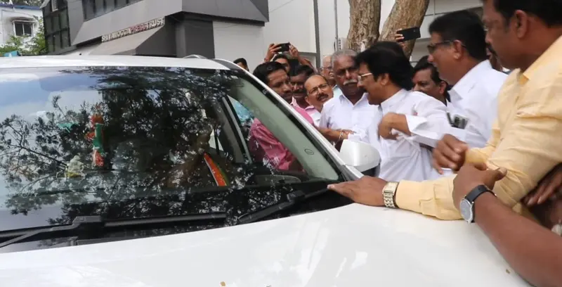 Bhovi leaders surround Ugrappa over reservation issue