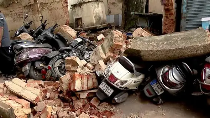 Compound wall collapse in Chickpet averts disaster