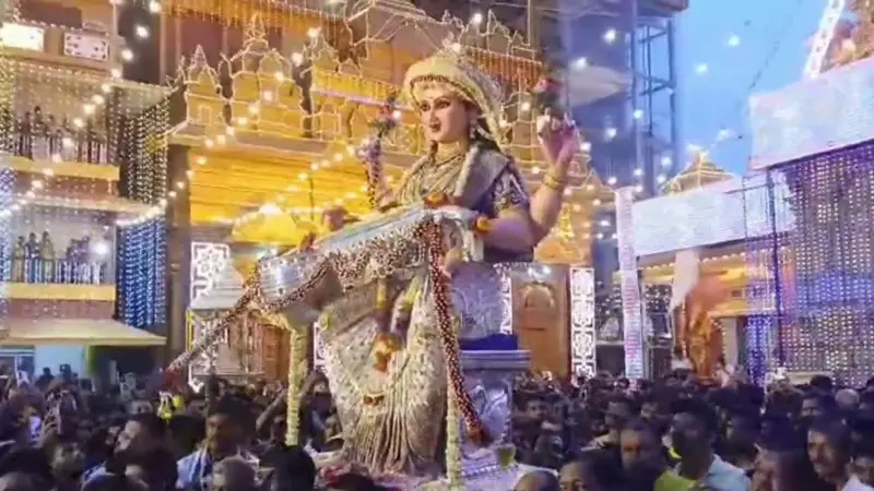 Devotees throng Mangaluru Dasara Navadurga procession