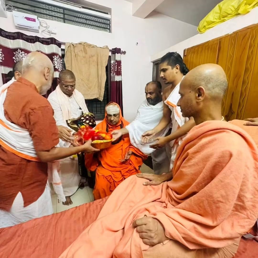 Humanity knows no mutt walls Suttur seer’s visit to Uttaradi mutt Swamiji transcends tradition, sect and boundaries
