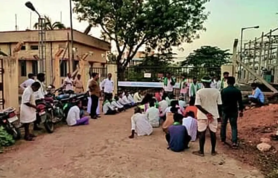 Farmers protest against erratic power supply in Gurugunta