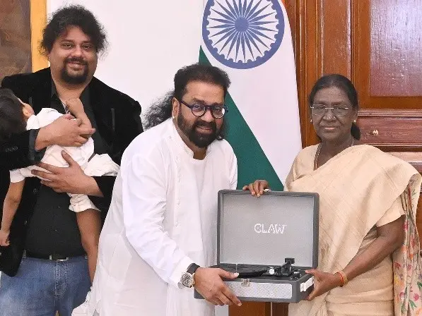  Hariharan presents Vande Mataram Vinyl album to president Murmu