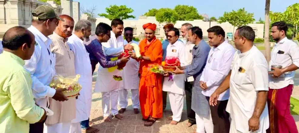 Anjuman Committee felicitates Sri Gavisiddeshwara Swamiji
