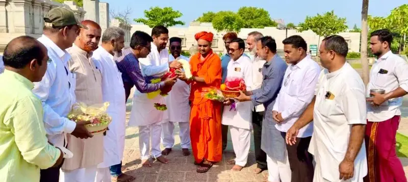 Anjuman Committee felicitates Sri Gavisiddeshwara Swamiji