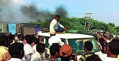 Farmers stage protest, detain KBJNL official’s jeep over broken canal gate