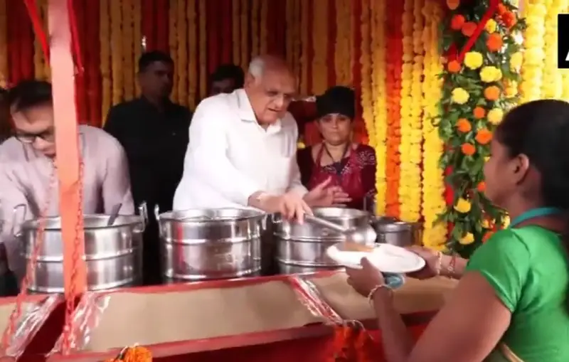 Gujarat CM inaugurates 101 Shramik Annapurna meal centres