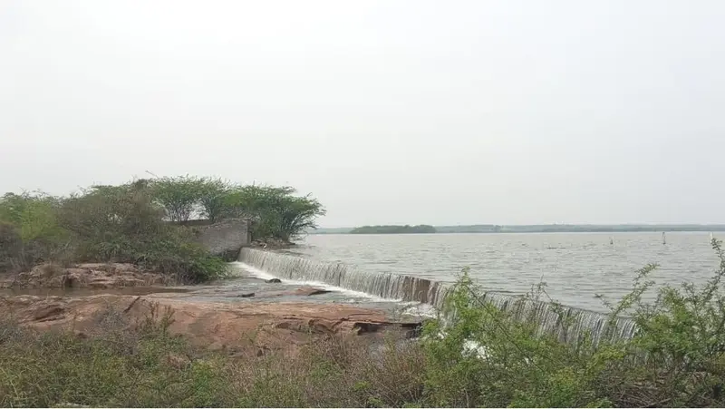 Kukkasamudra Lake overflows, brings joy to farmers
