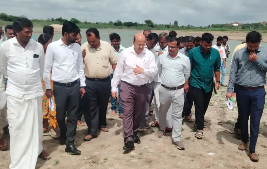 DC inspects Hirekere lake development plans in Koppal