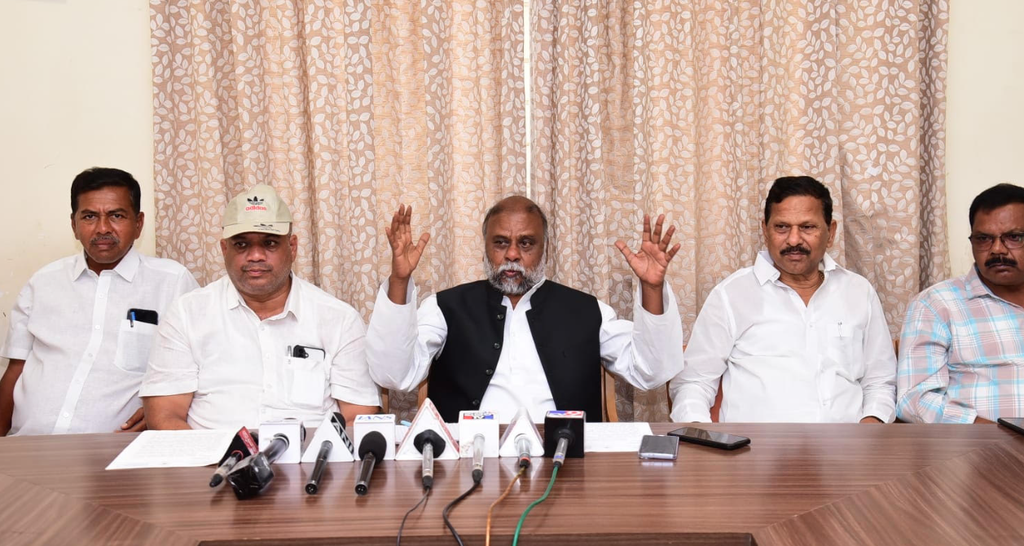 Anjaneya alleges crores looted in Holalkere funds