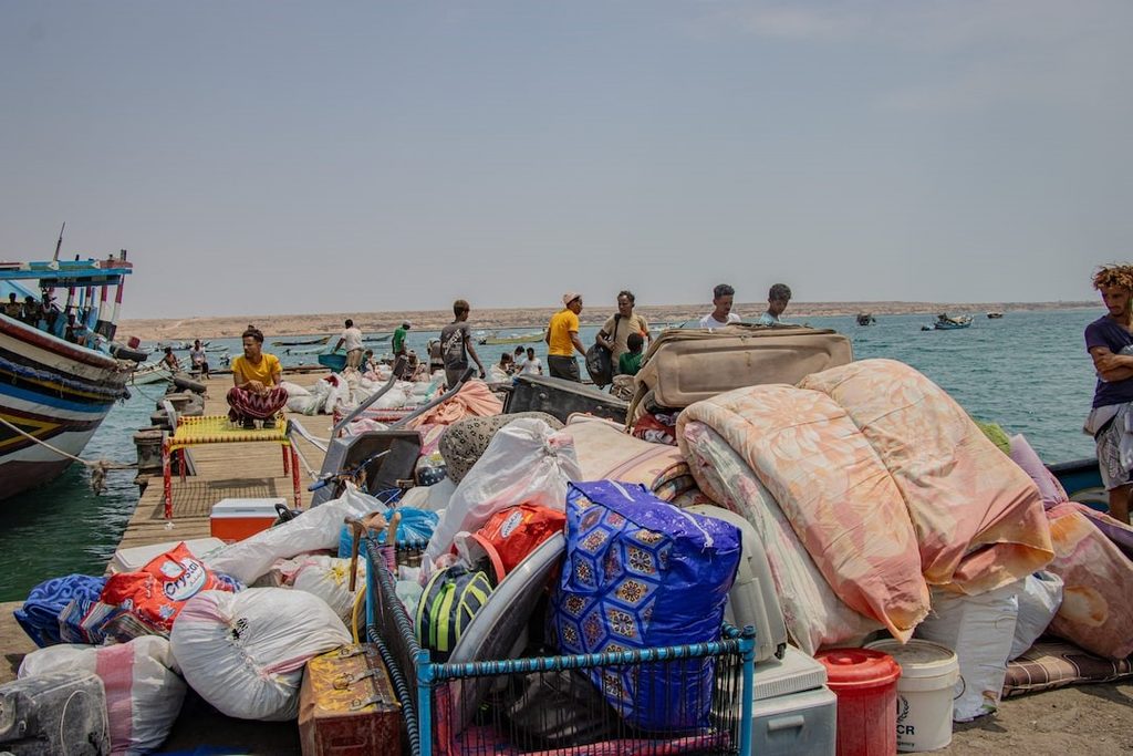 Saudis-Houthis exchange strikes, Yemenis flee by boats