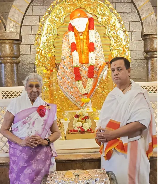 Legendary singer S. Janaki visits Sai Baba Temple