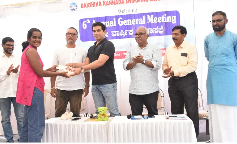 Swimmers and Coaches Honoured with Cash Prize