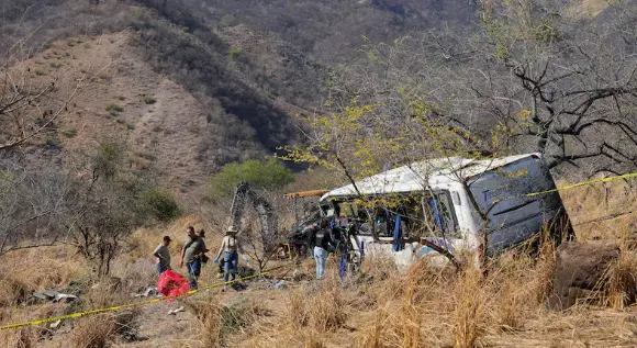Bus crash kills 11 in Western Mexico
