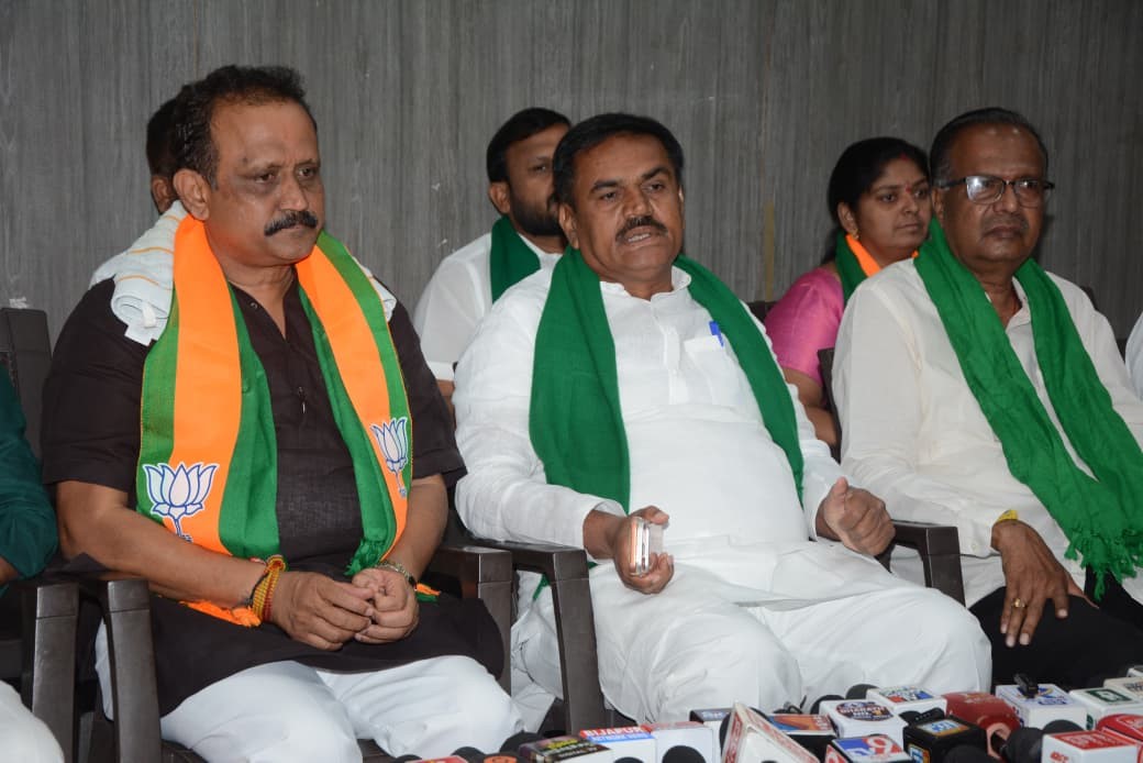 Cut wasteful spending, waive farm loans: Nadahalli