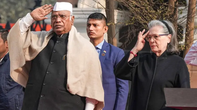 Congress marks 140th foundation day with flag hoisting