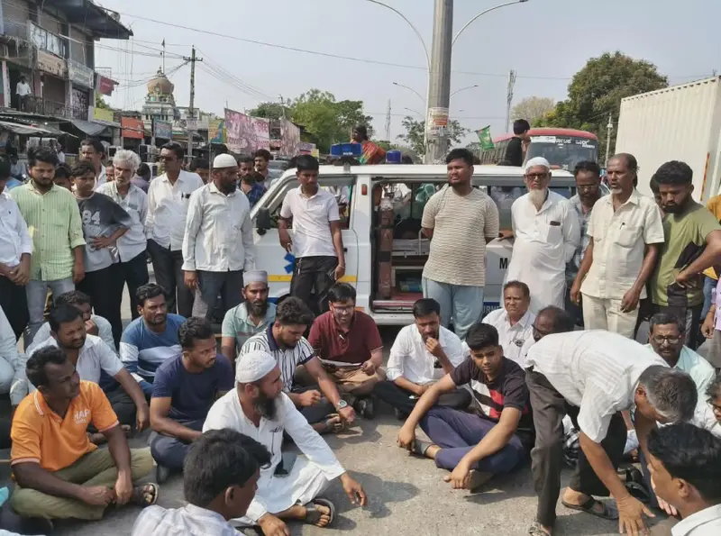 Road Blockade in Jevargi Against Illegal Liquor Sale; Public Demand Action
