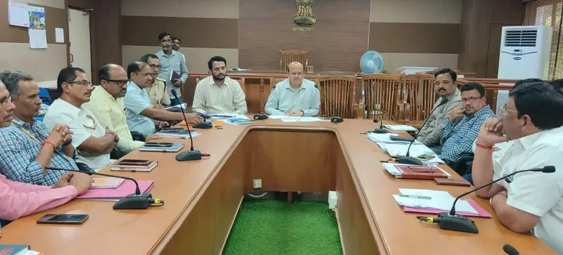 District crackdown on government office discipline rules