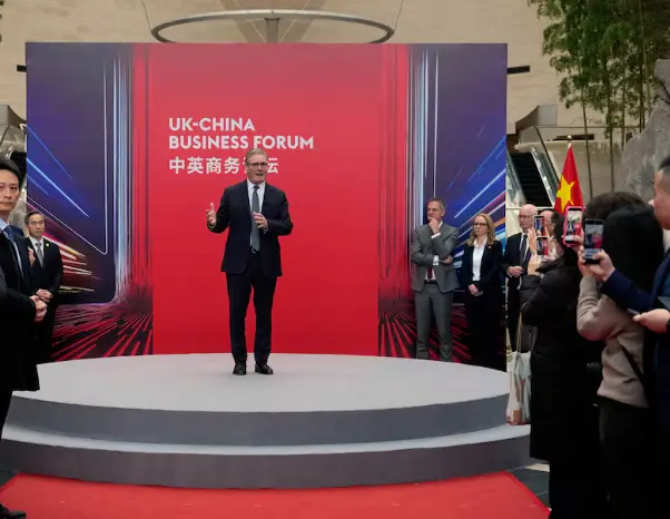 Trump Warns Britain Over China Ties as Starmer Seeks Economic Reset