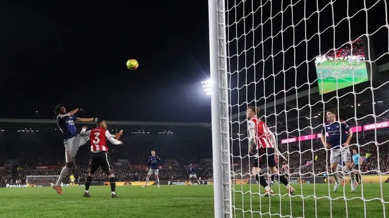 Arsenal held 1-1 at Brentford, miss chance to extend league lead